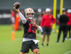 49ers camp: Brock Purdy overcomes getting rolled up in backfield